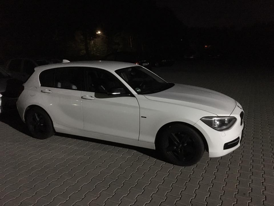 Schwarze Felgen weißer BMW 116D